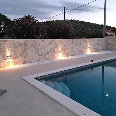 Holiday Home Charmy Luna Mit Pool By Interhome *