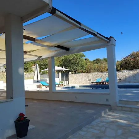 Holiday Home Charmy Luna Mit Pool By Interhome Сasa de vacaciones Lozovac